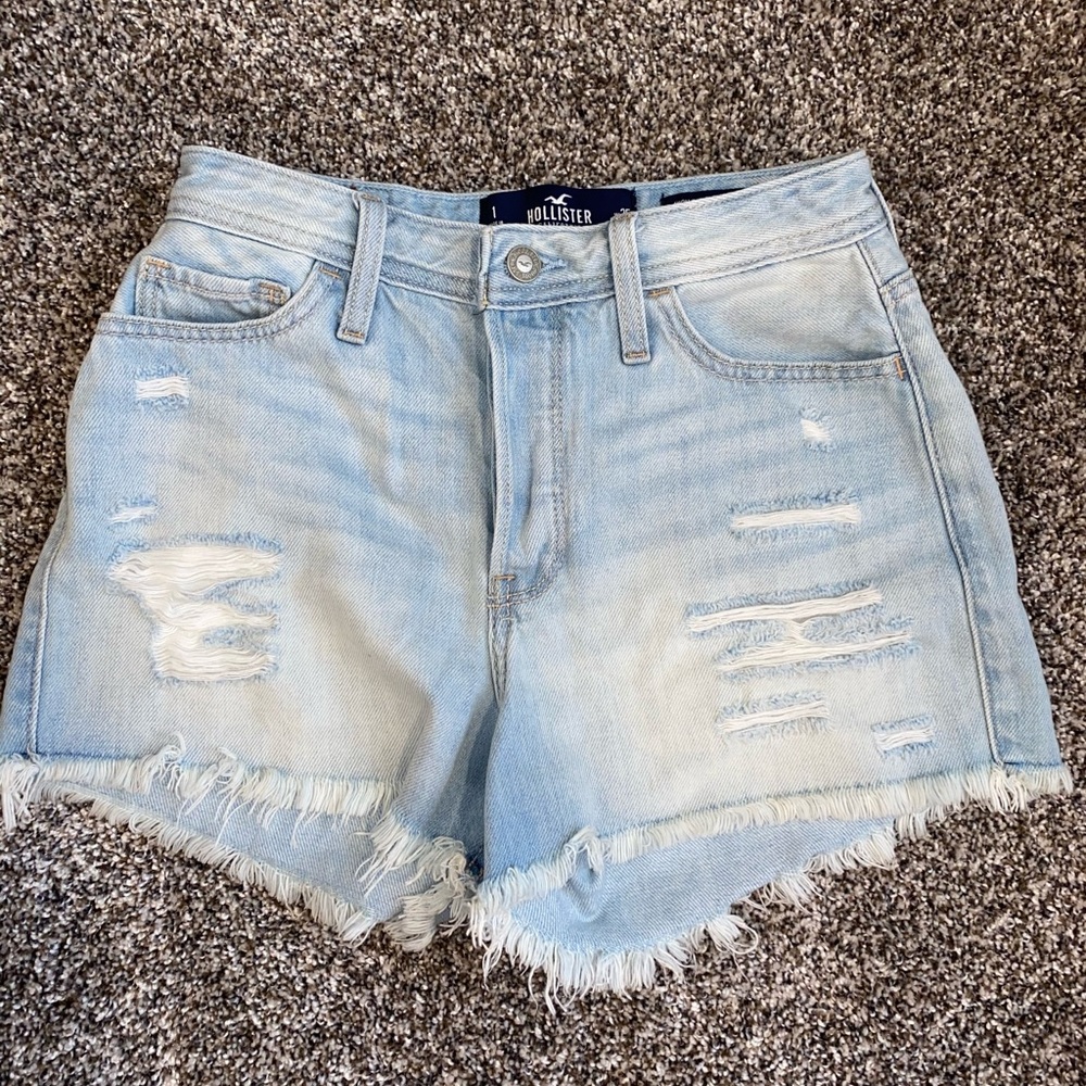 HOLLISTER  “high rise mom” Jean shorts